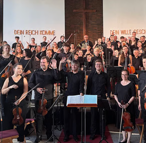 Viele Jugendliche spielen auf ihren Instrumenten, vorranging Streichinstrumente.